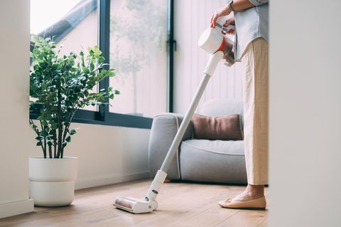 Person saugt mit Staubsauger