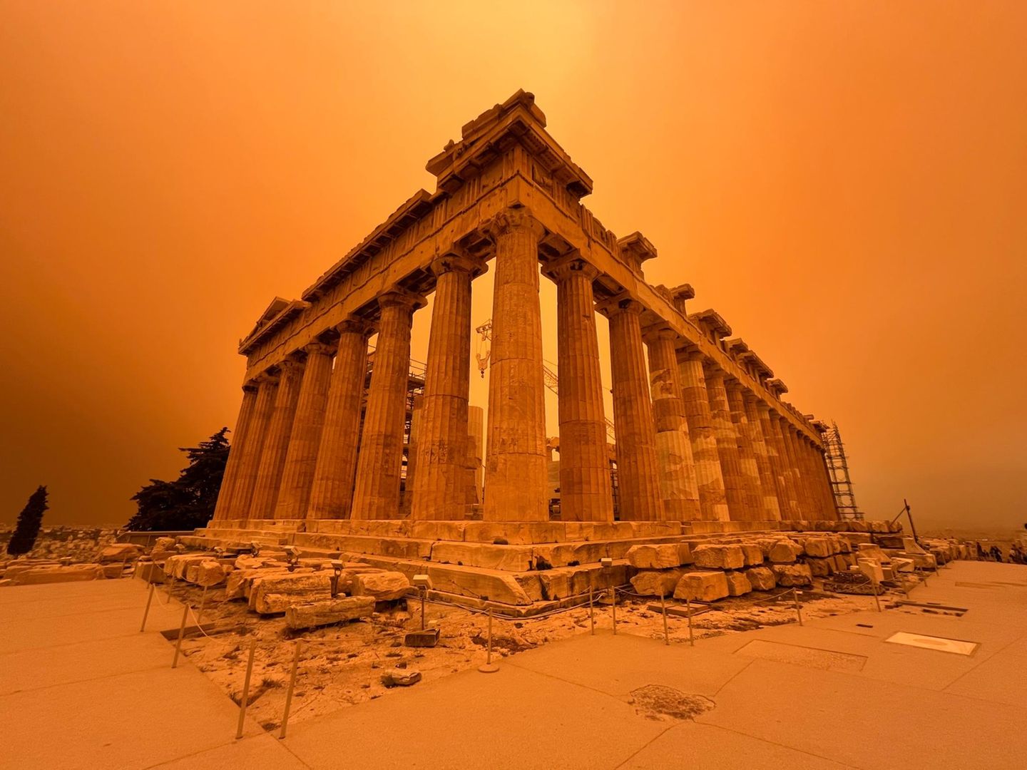 Das Parthenon im Saharastaub