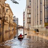 Ein Kajakfahrer paddelt durch Porto Alegre, die Straßen sind mit Wasser geflutet