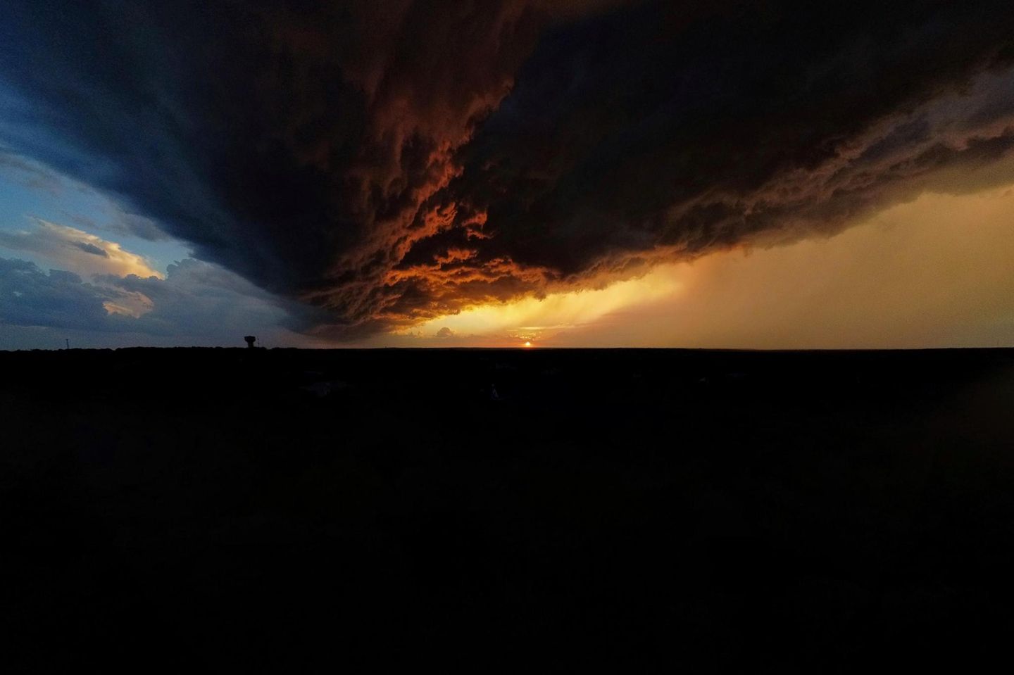 Eine dichte Wand aus Wolken zieht durch den Himmel