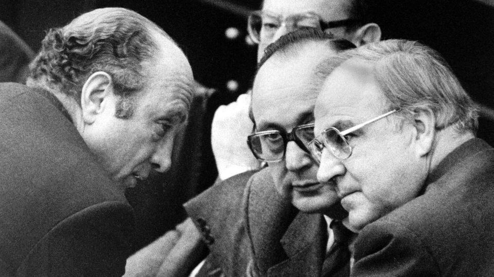 1982 in the Bundestag: The FDP politicians Otto Graff Lambsdorff and Hans-Dietrich Genscher chat with CDU parliamentary group leader Helmut Kohl