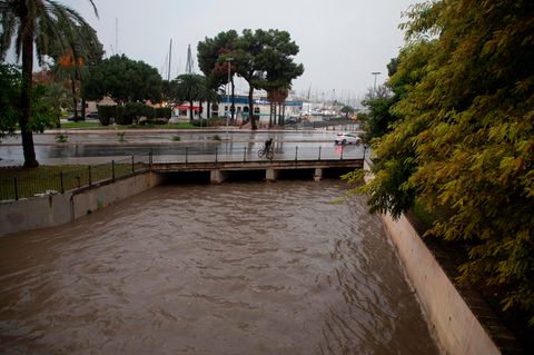 Nach einem Unwetter führt der Fluss Sa Riera auf Mallorca viel Wasser, kurz bevor er ins Meer mündet