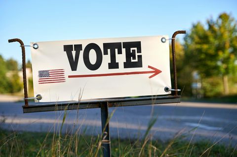 Ein Schild weist in den USA auf ein Wahllokal hin