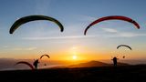 Alp Scheidegg, Schweiz. Ob über oder unter den Wolken: Das Freiheitsgefühl beim Gleitschirmfliegen muss schon großartig sein – und wenn man dann noch an einem sonnigen Morgen startet ...