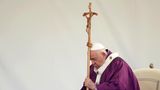 Rom, Italien. Papst Franziskus trägt  bei einer Feier anlässlich des Feiertags Allerseelen auf dem Laurentino-Friedhof ein Kreuz – oder trägt das Kreuz ihn? 