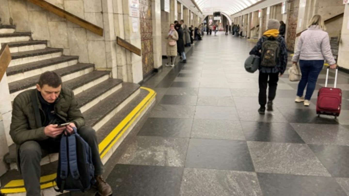 Menschen suchen Schutz in einer Kiewer U-Bahn-Station