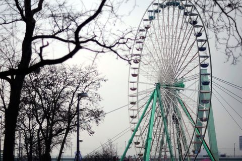 Nach einem Stromausfall läuft die Deutzer Kirmes in Köln wieder. (Archivbild) Foto: Marius Becker/dpa