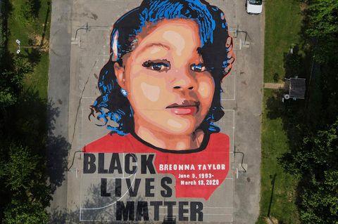 Ein Wandgemälde zeigt Breonna Taylor und ihre Lebensdaten