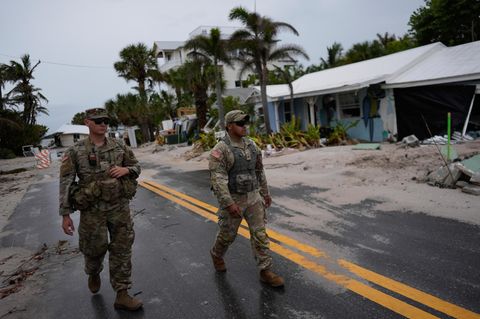 Zwei Männer der Nationalgarde patrouillieren nach Hurrikan Helene in Florida, USA