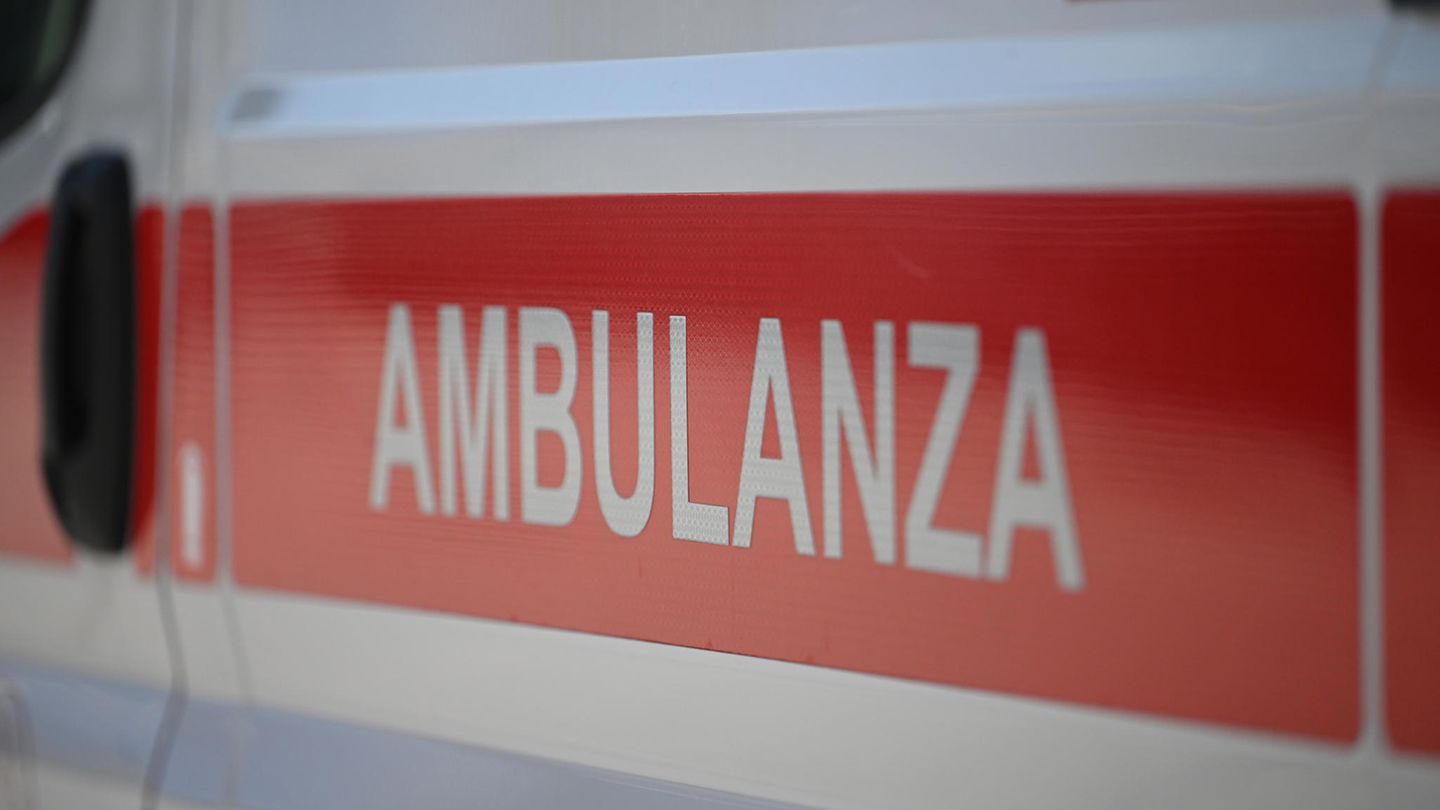 Italien, Rimini: Das Wort Ambulanza ist auf einem Krankenwagen zu sehen.