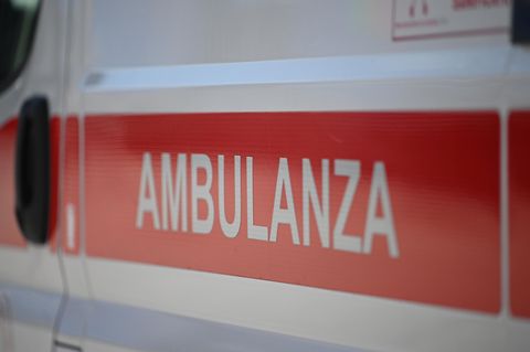Italien, Rimini: Das Wort Ambulanza ist auf einem Krankenwagen zu sehen.