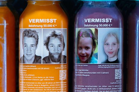 Vermisstenanzeigen von Inga Gehricke und Lars Mittank auf "True Fruits"-Flaschen