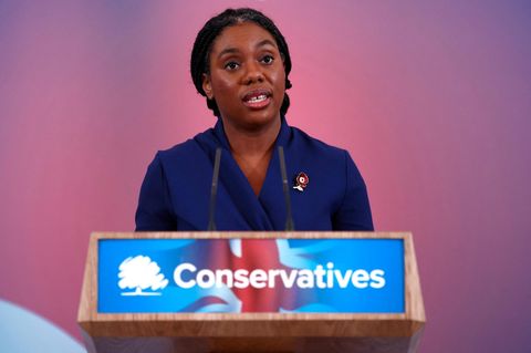 Die neue Tory-Parteivorsitzende und Oppositionsführerin Kemi Badenoch bei ihrer Antrittsrede am 2. November in London, Großbritannien