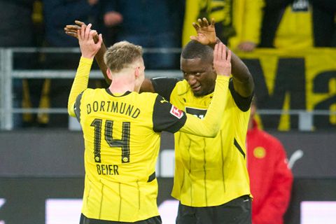 Bundesliga: Die Dortmunder Torschützen Serhou Guirassy (r) und Maximilian Beier feiern gemeinsam