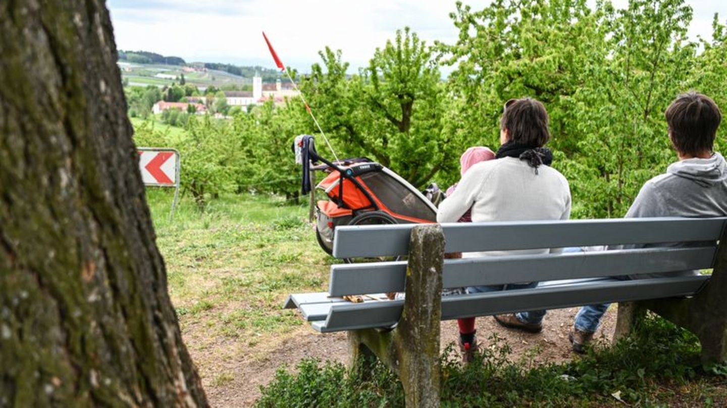 Bänke in der Natur bieten einen weiten Blick und laden zum Rasten ein. Viele dieser Bänke im Land könnten abgebaut werden. (Arch