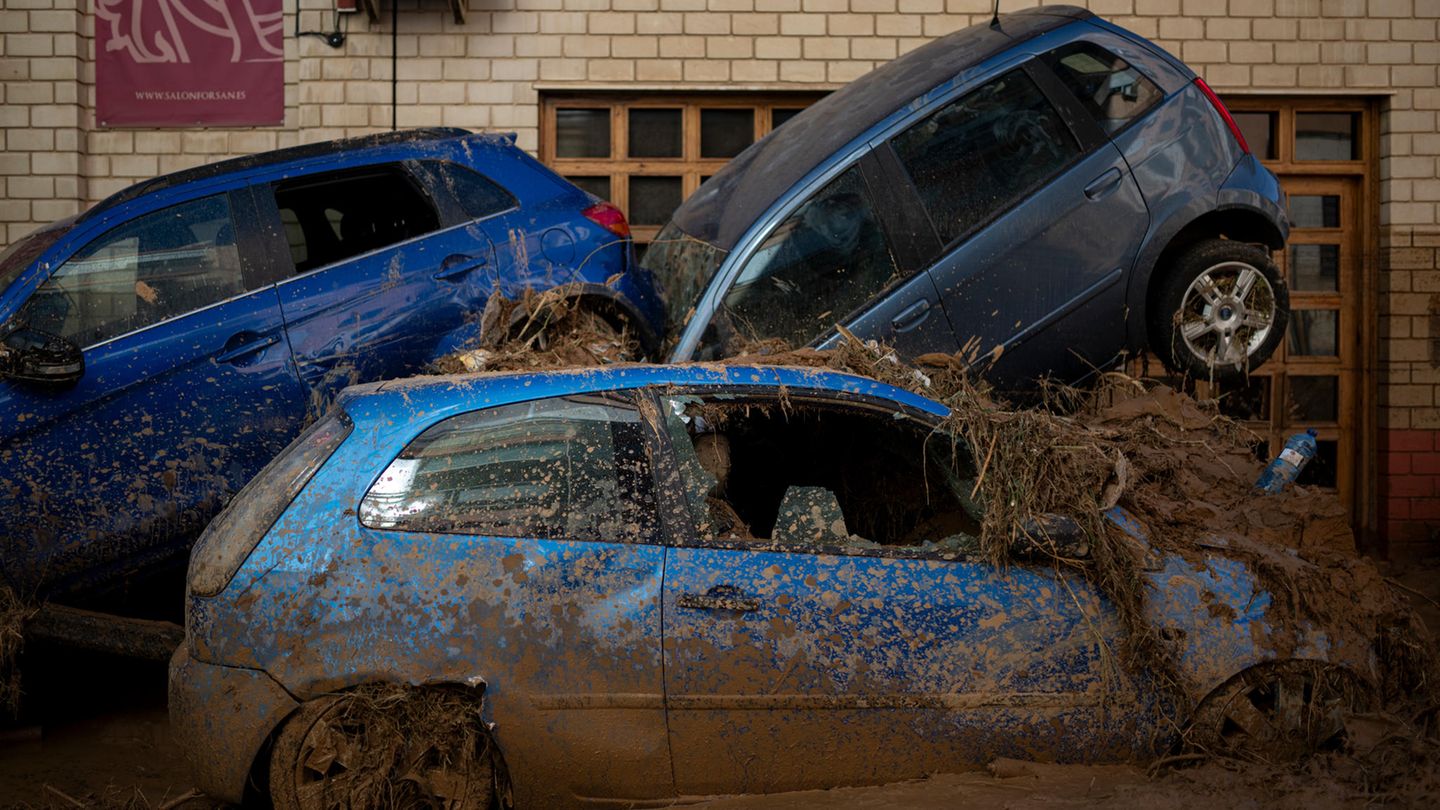 Etliche Autos in Valencia wurden mit den Fluten mitgerissen.