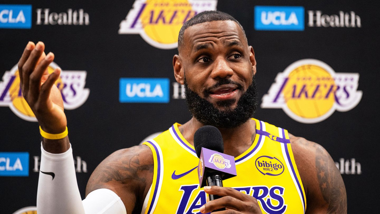 Basketball-Legende LeBron James hat sich vor der US-Präsidentschaftswahl hinter die demokratische Bewerberin Kamala Harris gestellt. "Wenn ich an meine Kinder und meine Familie denke und wie sie aufwachsen werden, ist die Wahl für mich klar. Wählt Kamala Harris!", schrieb der Superstar von den Los Angeles Lakers im Onlinedienst X.  Dazu veröffentlichte James eine Videomontage, die unter anderem Aufnahmen einer von rassistischen Ausfällen geprägten Wahlkampfkundgebung des republikanischen Präsidentschaftsbewerbers Donald Trump im New Yorker Madison Square Garden enthielt.  Es war bereits erwartet worden, dass sich der Basketball-Star für die Demokratin aussprechen würde. James ist ein langjähriger Kritiker Trumps und hat in der Vergangenheit regelmäßig demokratische Kandidaten unterstützt.