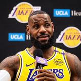 Basketball-Legende LeBron James hat sich vor der US-Präsidentschaftswahl hinter die demokratische Bewerberin Kamala Harris gestellt. "Wenn ich an meine Kinder und meine Familie denke und wie sie aufwachsen werden, ist die Wahl für mich klar. Wählt Kamala Harris!", schrieb der Superstar von den Los Angeles Lakers im Onlinedienst X.  Dazu veröffentlichte James eine Videomontage, die unter anderem Aufnahmen einer von rassistischen Ausfällen geprägten Wahlkampfkundgebung des republikanischen Präsidentschaftsbewerbers Donald Trump im New Yorker Madison Square Garden enthielt.  Es war bereits erwartet worden, dass sich der Basketball-Star für die Demokratin aussprechen würde. James ist ein langjähriger Kritiker Trumps und hat in der Vergangenheit regelmäßig demokratische Kandidaten unterstützt.