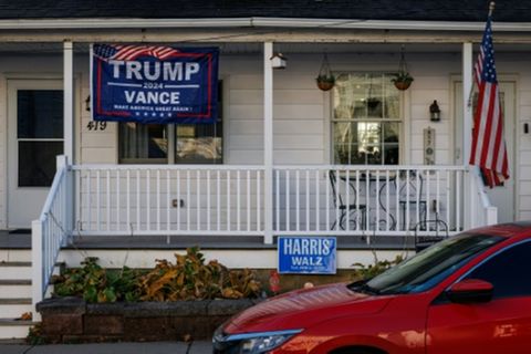 Nachbarn in Pennsylvania mit Schildern der rivalisierenden Wahllager