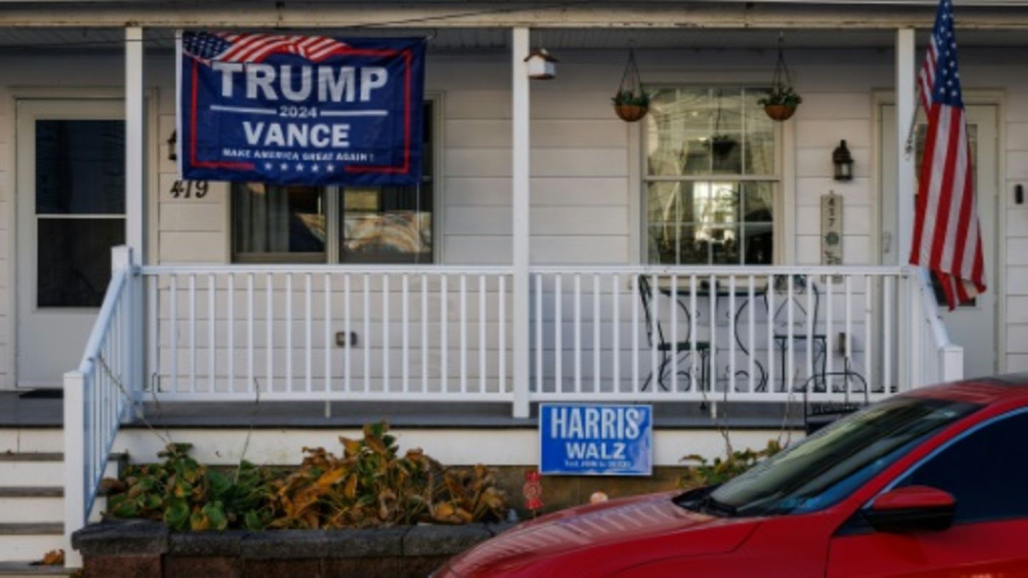 Nachbarn in Pennsylvania mit Schildern der rivalisierenden Wahllager