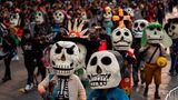 Mexiko-Stadt, Mexiko: Menschen in Kostümen aus der mexikanischen Kultur nehmen an der Parade zum Tag der Toten teil. 1,3 Millionen Zuschauer bestaunten das Spektakel am Samstagnachmittag (Ortszeit), wie die Stadtverwaltung berichtet.  Die Parade geht eigentlich auf eine Szene aus dem James-Bond-Film "Spectre" (2015) zurück. Darin laufen Hauptdarsteller Daniel Craig und eine Dame mit Masken mitten durch einen Umzug zum Tag der Toten in der mexikanischen Hauptstadt. In der Realität gab es so etwas bis zu diesem Zeitpunkt nicht. Inzwischen ist der Umzug zu einer großen Attraktion geworden. Der Anlass des Día de Muertos - Tag der Toten - sind die katholischen Feiertage Allerheiligen und Allerseelen.