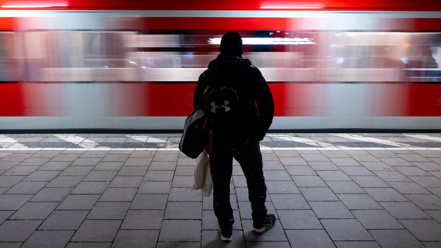 In Bayerns Hauptstadt München wartet ein Mann auf eine S-Bahn