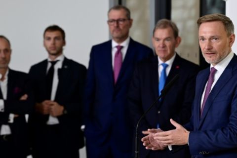 Christian Lindner (r.) und Wirtschaftsvertreter