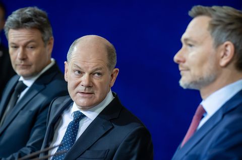 Robert Habeck, Olaf Scholz und Christian Lindner: In Berlin wird inzwischen offen über mögliche Neuwahlen gesprochen