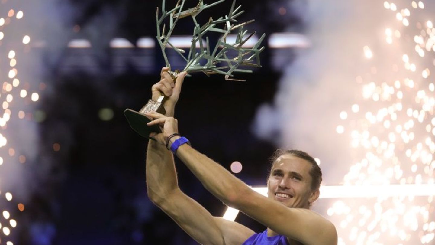 Alexander Zverev jubelt über den Turniersieg in Paris. Foto: Thibault Camus/AP/dpa