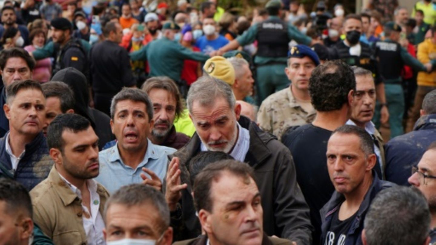 König Felipe VI. versuchte, die Menge zu beschwichtigen