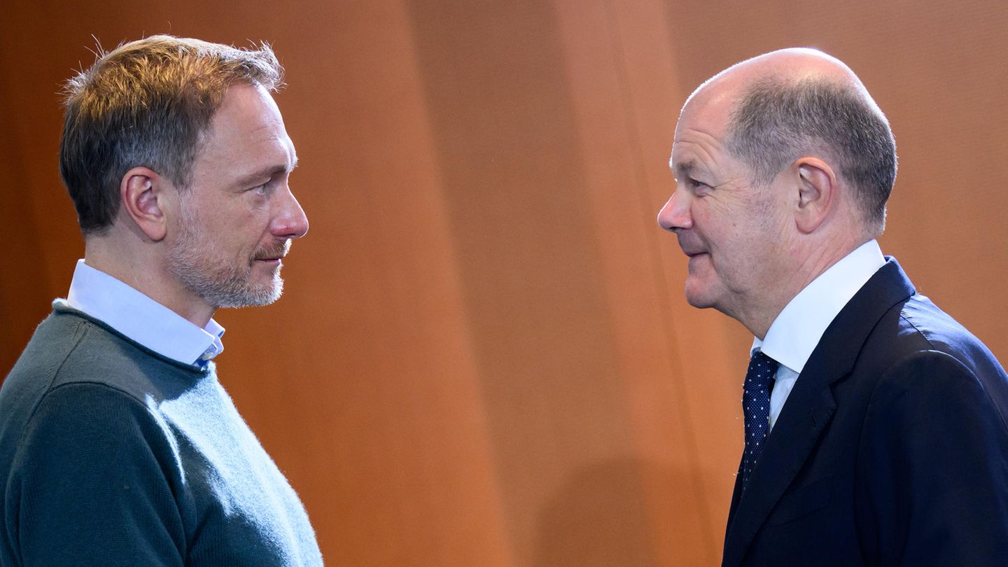Finanzminister Lindner und Kanzler Scholz bei einer Besprechung Finanzminister Lindner und Kanzler Scholz bei einer Besprechung
