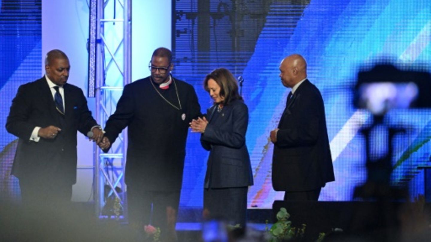 Harris tritt bei einem Gottesdienst in Detroit auf