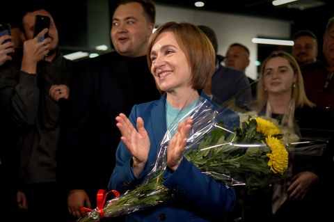 Maia Sandu, amtierende Präsidentin von Moldau, feiert mit Anhängern