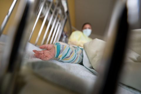 Ein am Respiratorischen Synzytial-Virus (RS-Virus oder RSV) erkranktes Baby liegt auf einer Kinderstation