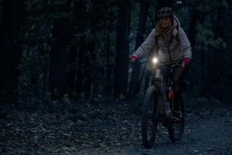 Ein Mann fährt mit einem Rad mit Fahrradlicht.