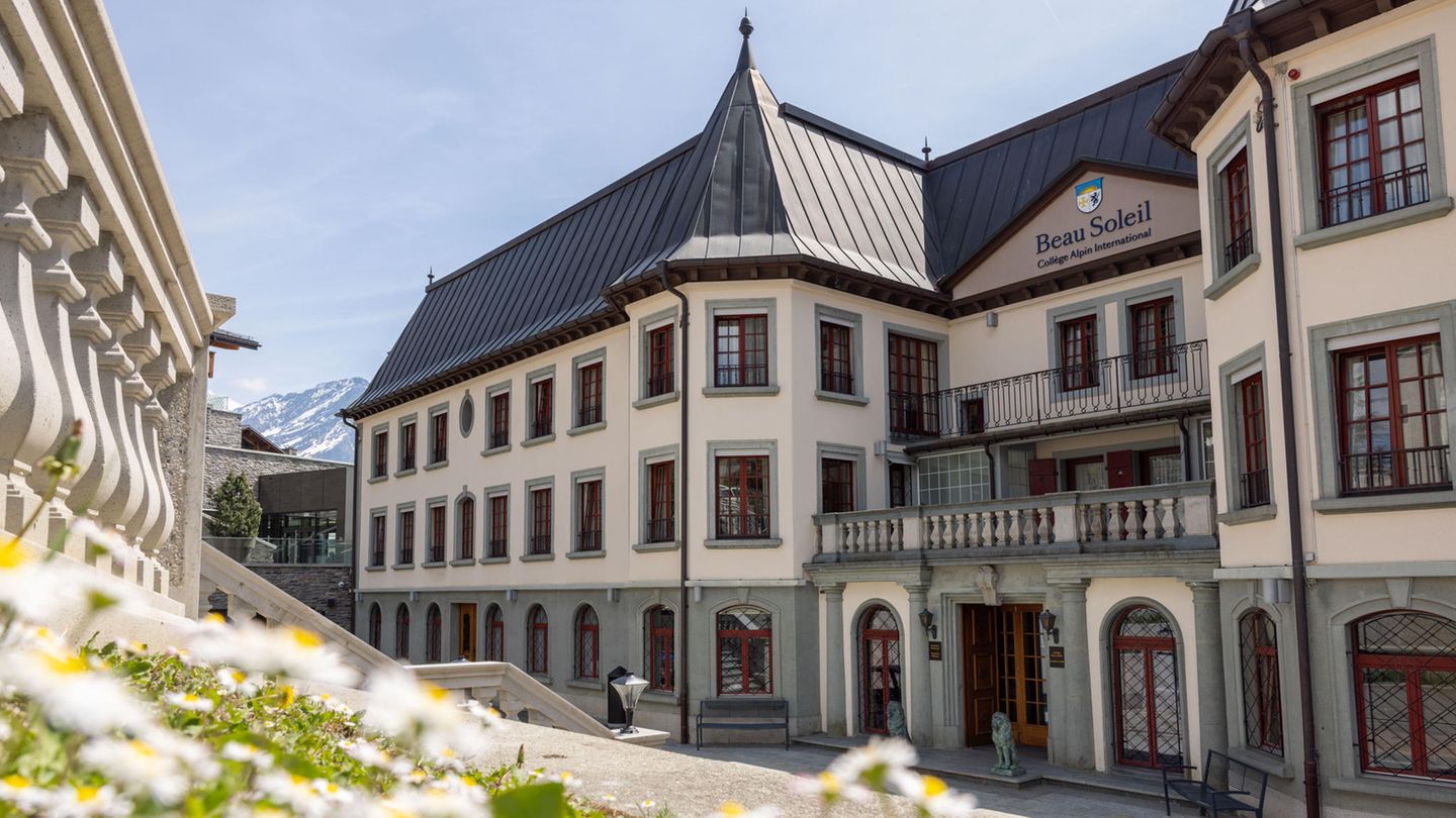 Der Eingang eines imposanten Gebäudes mit Türmchen ( Internat Beau Soleil).