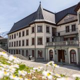 Der Eingang eines imposanten Gebäudes mit Türmchen ( Internat Beau Soleil).