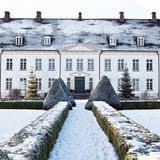 Ein Schloss wie mit Puderzucker bestreut: Das Internat Louisenlund im Winter.