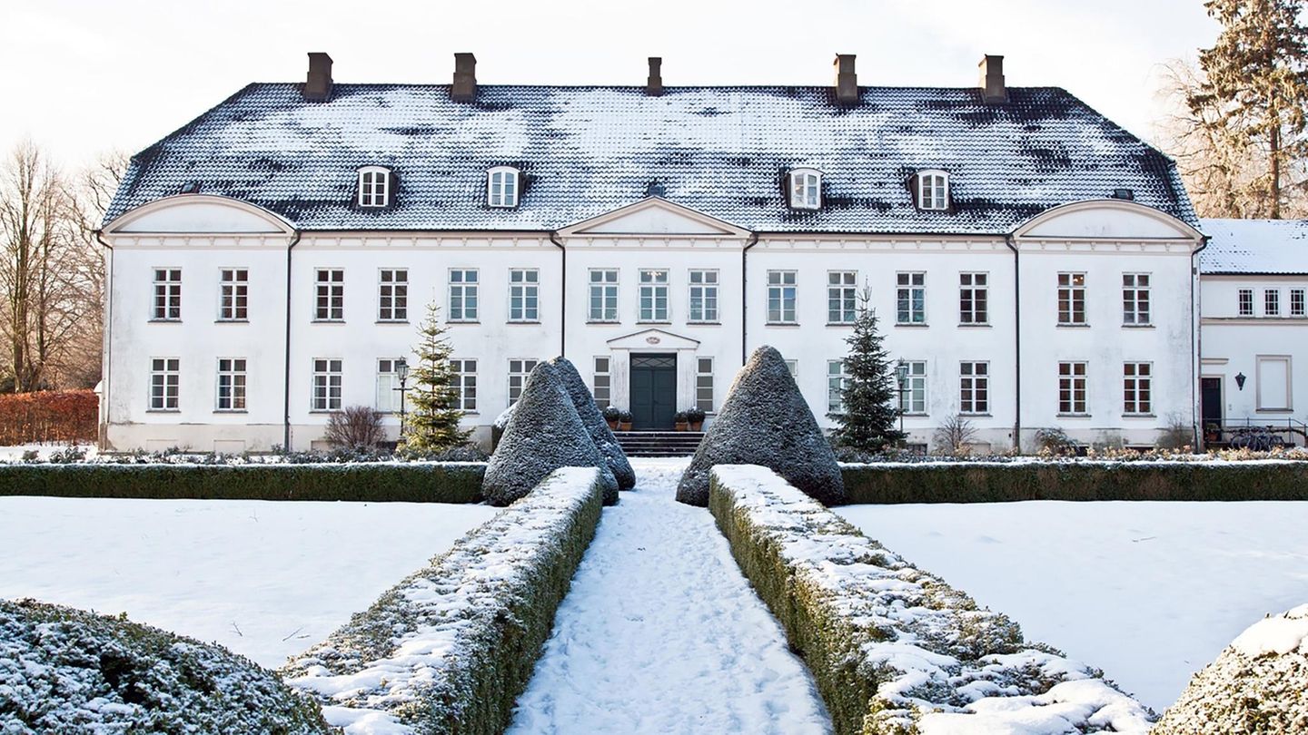 Internat Louisenlund Ein Schloss wie mit Puderzucker bestreut: Das Internat Louisenlund im Winter.