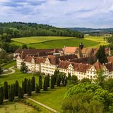 Am Bodensee liegt ein großes Gebäude: Das Internat Schloss Salem.