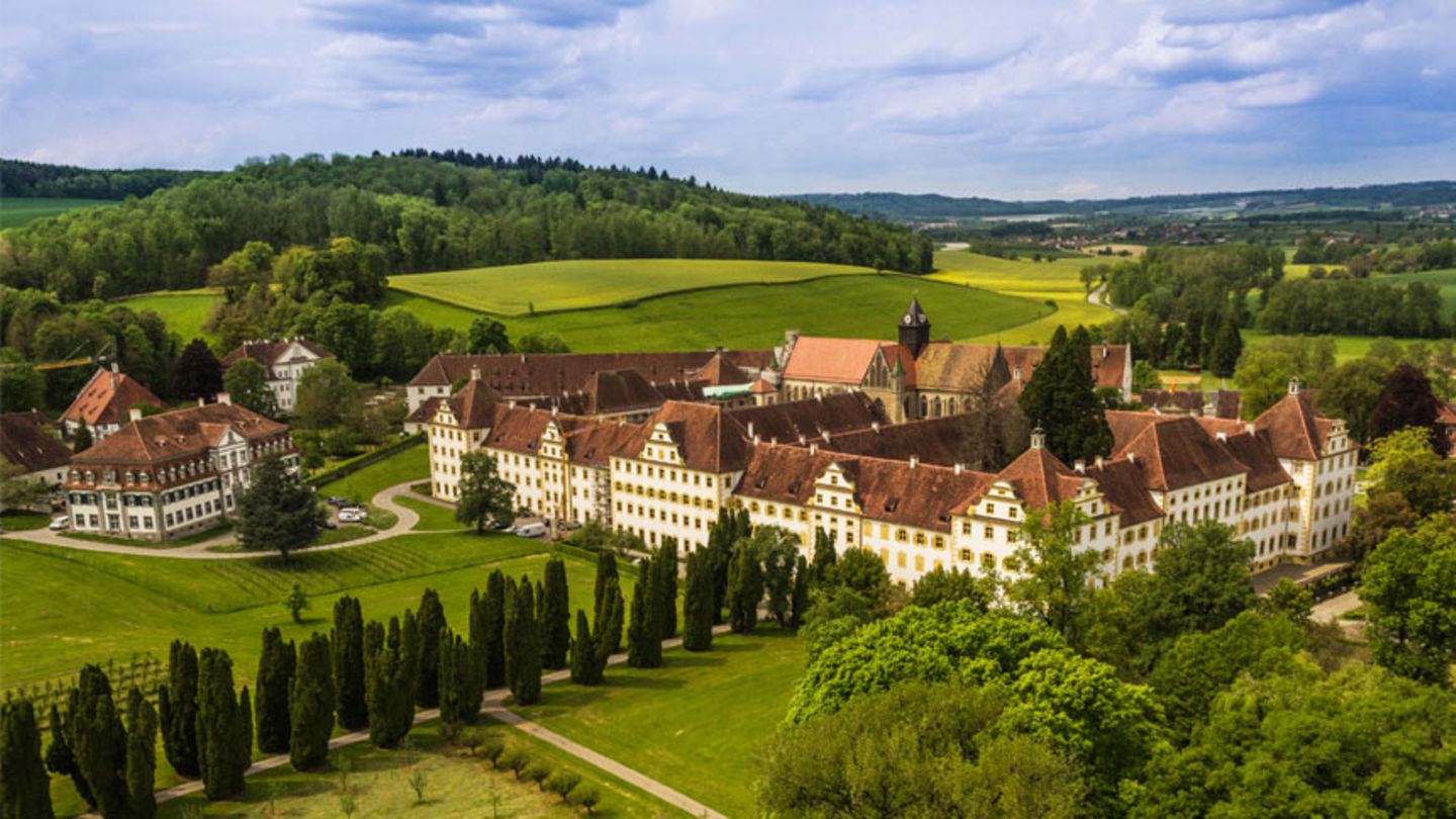 Am Bodensee liegt ein großes Gebäude: Das Internat Schloss Salem.