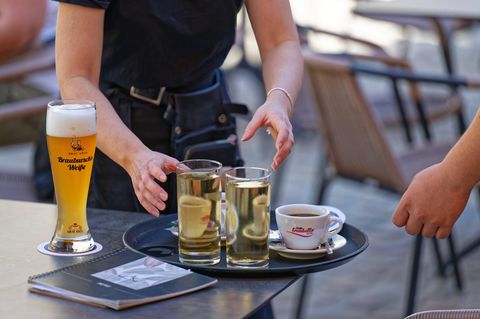 Minijobs: Eine Kellnerin räumt einen Tisch ab