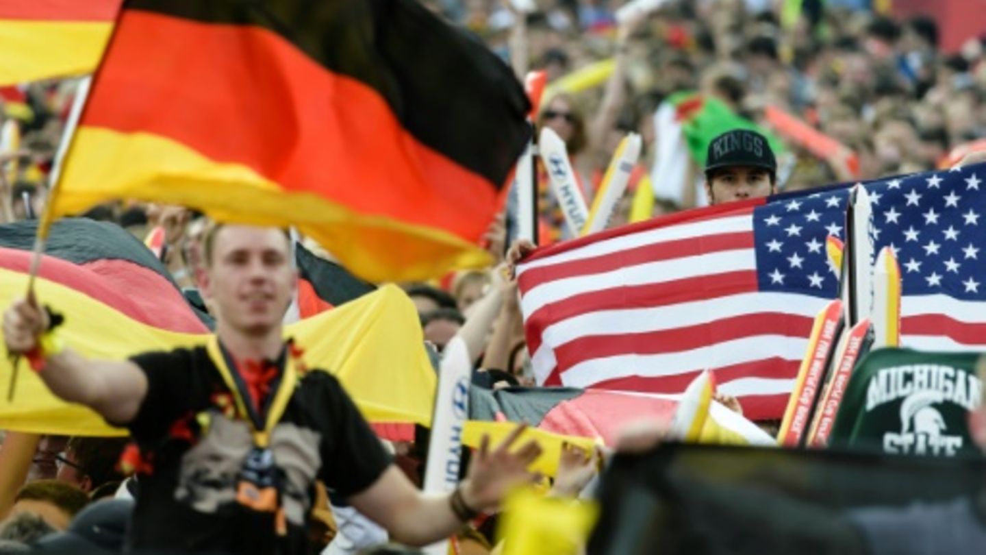 Deutsche und US-Flaggen (bei Fußball-WM)