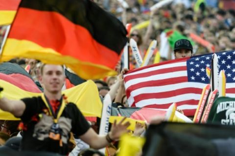 Deutsche und US-Flaggen (bei Fußball-WM)
