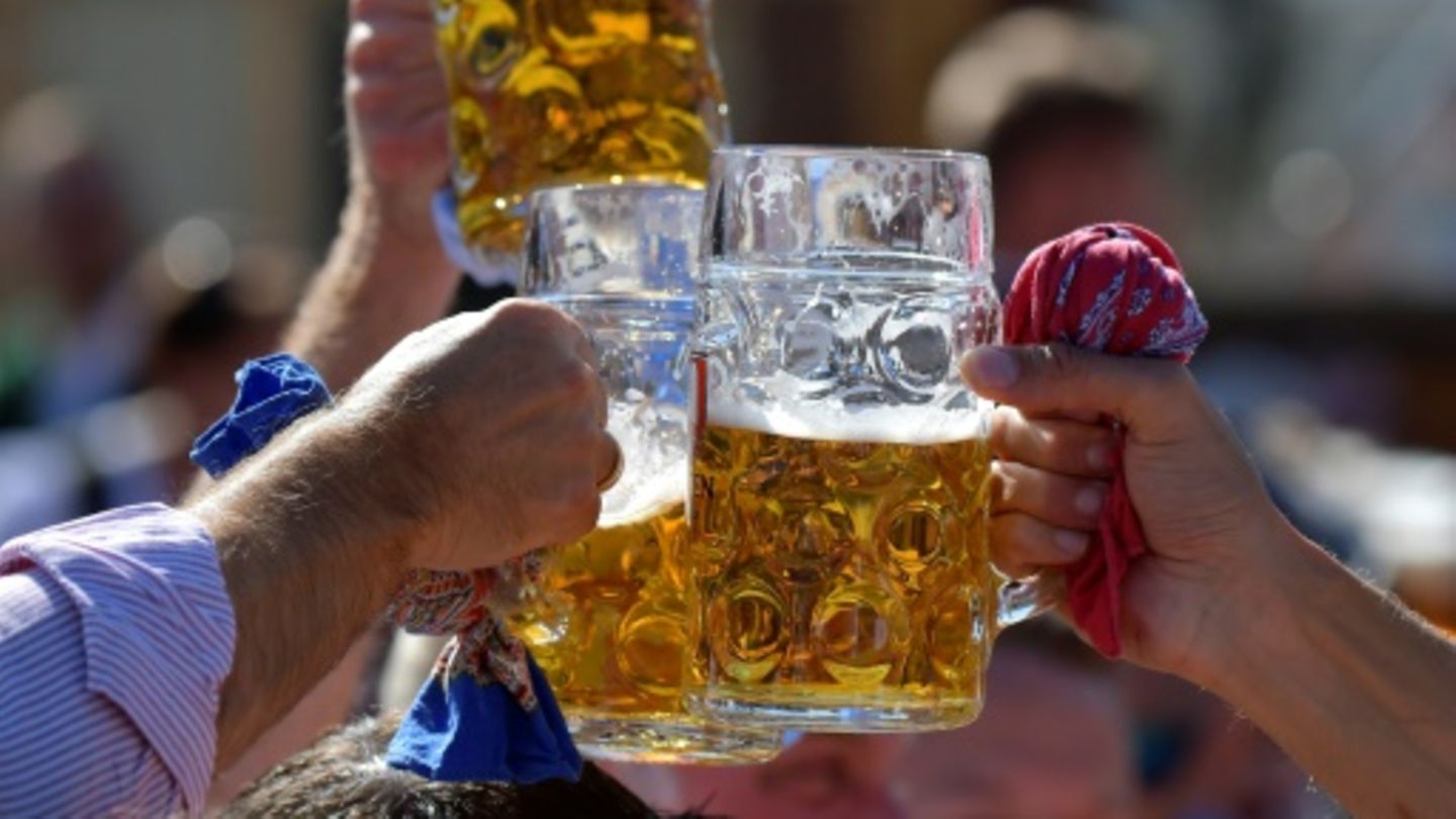 Männer stoßen mit Bier an