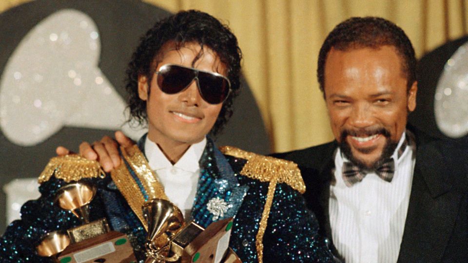 Quincy Jones (r.) mit Michael Jackson