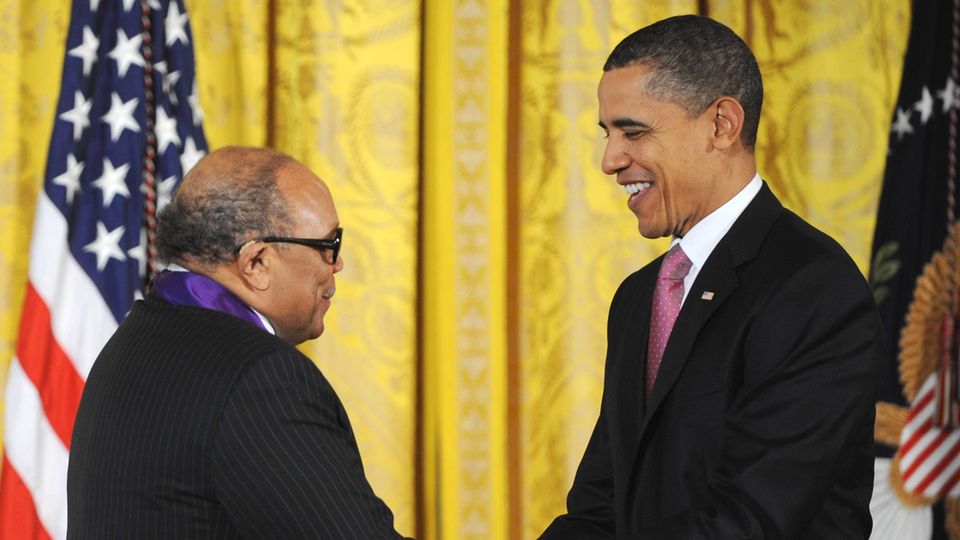 Quincy Jones mit US-Präsident Barack Obama (r.)