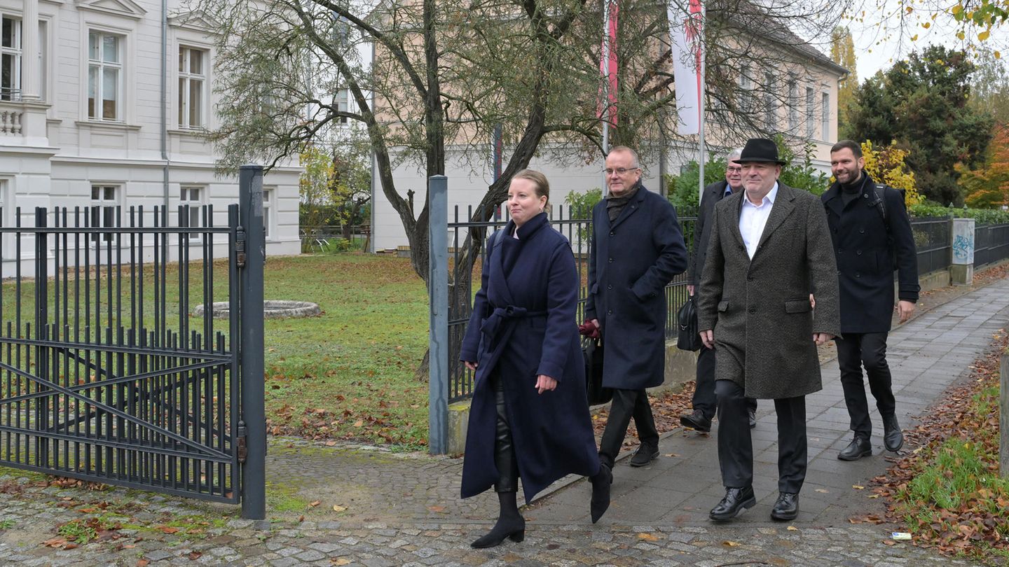 Der Brandenburger BSW-Landesvorsitzende Robert Crumbach (2.v.r.) geht zusammen mit Vertretern seiner Partei zur SPD Brandenburg