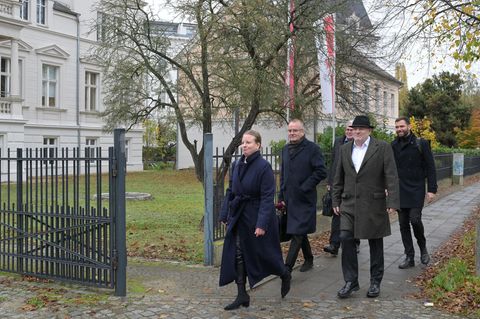 Der Brandenburger BSW-Landesvorsitzende Robert Crumbach (2.v.r.) geht zusammen mit Vertretern seiner Partei zur SPD Brandenburg