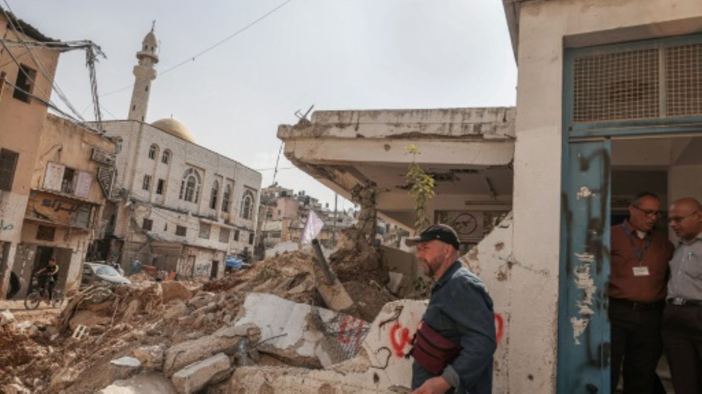 UNRWA-Sprecher Fowler vor zerstörtem UNRWA-Sitz in Nur Schams